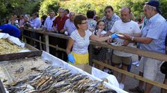 En imagen de archivo, tradicional sardiada de As Nogueiras que cada ao rene a cientos de vecinos y visitantes en Viveiro para despedir las patronales de San Roque