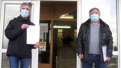 Carlos Curr�s y Manuel Rodr�guez, de izquierda a derecha, ante la Casa do Concello
