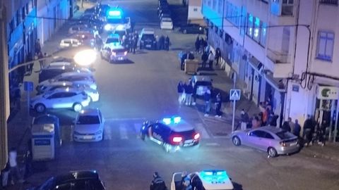 Imagen de un reciente despliegue policial en la calle Sánchez Calviño por una reyerta nocturna