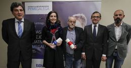 De izquierda a derecha, Santiago P�rez, gerente de La Voz; los premiados Mercedes Monroy y Jos� Manuel Esteiro; Juan Carlos Hidalgo, responsable del BBVA en el noroeste; y Alfonso Salazar, de Ascega. 