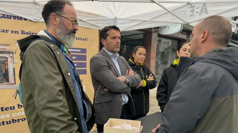 Daniel Garc�a y Jos� Ram�n Romero en la mesa informativa instalada en el mercado