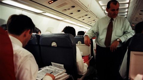 Caneda, en el avi�n del Compos durante un viaje.