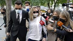 La esposa del productor televisivo y miembro del grupo musical La Trinca, Josep Maria Mainat, Angela Dobrowolski, acompa�ada por su abogado Jorge Albertini (i), se dirigen hacia la Ciudad de la Justicia, en donde esta ma�ana compareci� ante el juez por segunda vez en calidad de imputada, acusada de intentar matar a su marido inyect�ndole insulina