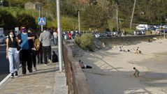 Gente paseando en la playa de Cab�o de A Pobra, concello en el que se han detectado nueve casos de covid en los �ltimos d�as