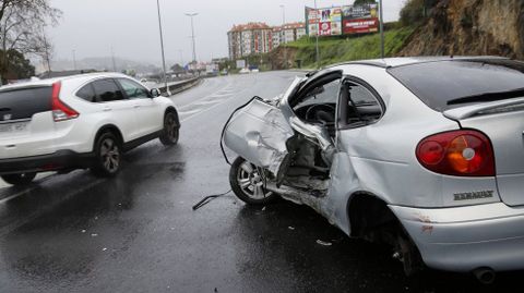 Coche estrellado en la avenida de A Pasaxe