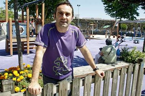 Carlos intenta compaginar su trabajo en Vigo con su familia. 