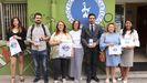 Paula Grate, presidenta de la ASCM (tercera por la izquierda) junto a trabajadores de la asociacin y responsables del Parador de Turismo, El Suizo, Chips y La Roldana