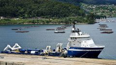 El buque �rtabro, de la flota de ACSM, amarrado junto al puente de Rande.