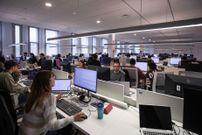 Trabajadores en la oficina de Altia.