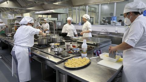 El �rea de Santiago superar� las 5.000 plazas de FP entre las distintas modalidades el pr�ximo curso; por primera vez se implanta en Galicia un itinerario formativo integrado y lo har� en el CIFP Compostela (en la foto, uno de sus talleres de cocina)