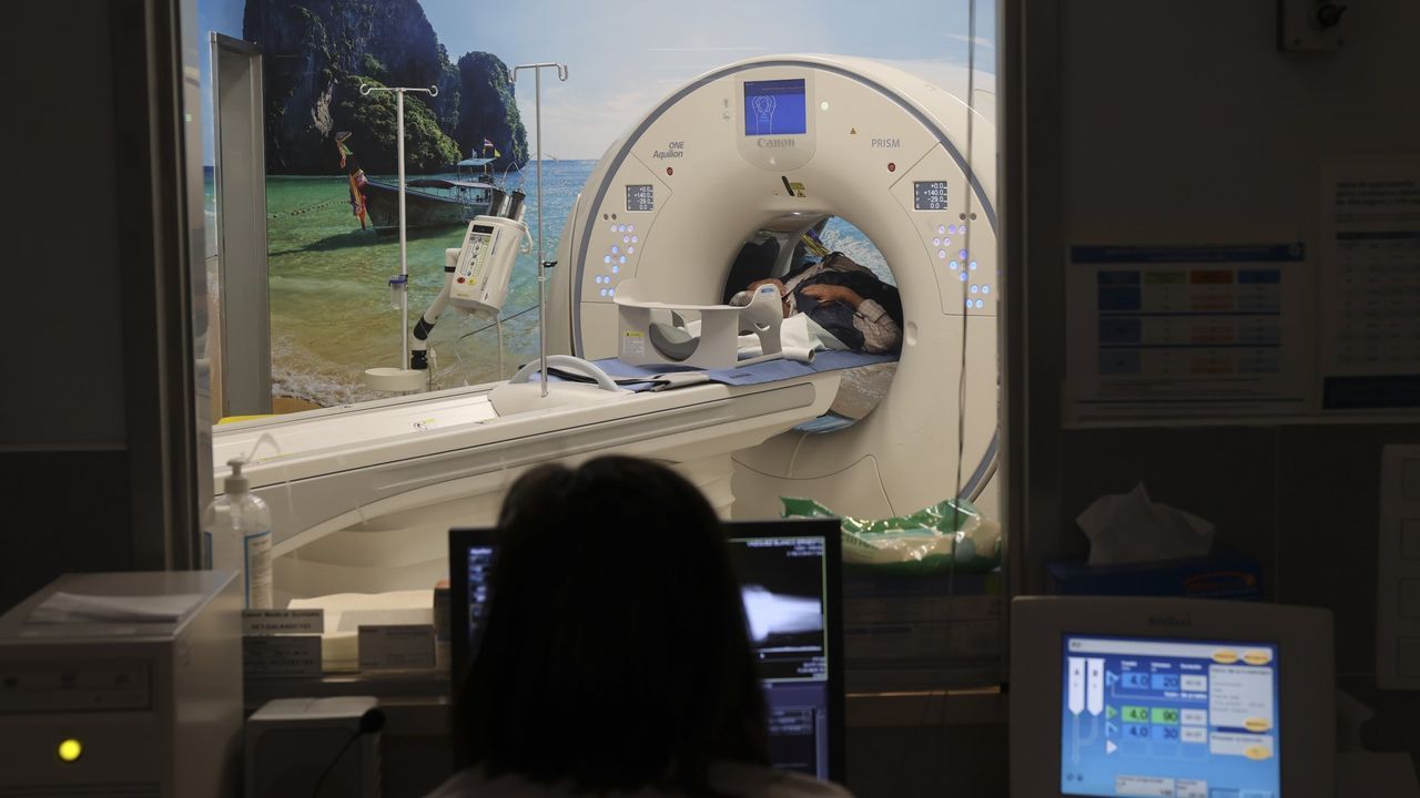 Santiago pincha en las pruebas de radiología pero reduce los pacientes sin atender en electrofisiología y endoscopias