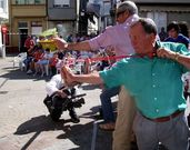 Dos participantes practican la punter�a minutos antes de comenzar la competici�n.