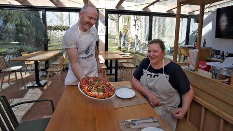 Carlos y Mnica gestionan la panadera-pizzera Rozas de Cospeito, que ha logrado un Solete Repsol