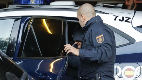 Uno de los detenidos por la Polica Nacional pasando a disposicin judicial en A Corua este sbado