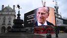 Una pantalla gigante en Picadilly Circus, en Londres, mostraba ayer una imagen en recuerdo del prncipe de Edimburgo