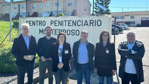 Los diputados del PP de Lugo y Ourense, con el alcalde de Monterroso, ante el centro penitenciario