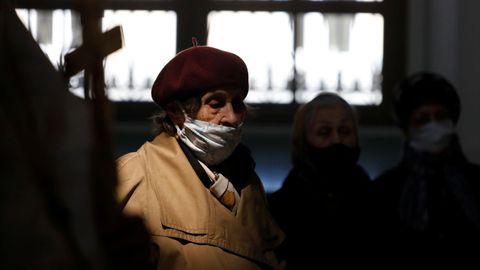 Una mujer con mascarilla ora en la catedral en la vspera de la Pascua ortodoxa, en Stavropol, Rusia