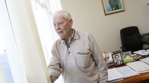 Ángel López Sueiro, en el 2011, en el despacho del concello de A Capela