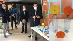De izquierda a derecha, el responsable del Centro de Alerta y Control de Plagas y Especies Invasoras de La Mata, Eloy Ron; el director de la C�tedra MediaLab, Ram�n Rubio; el director general de Innovaci�n Investigaci�n y Transformaci�n Digital, Iv�n Aitor Lucas del Amo, y el director general del Medio Natural y Planificaci�n Rural, David Villar, durante la presentaci�n de la nueva trampa (a la derecha)
