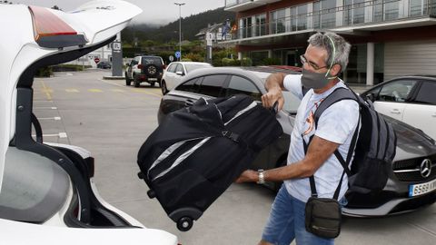 Turistas march�ndose de un hotel de Viveiro