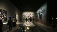 Primeros visitantes de la muestra sobre Helmut Newton de la fundacin Marta Ortega Prez