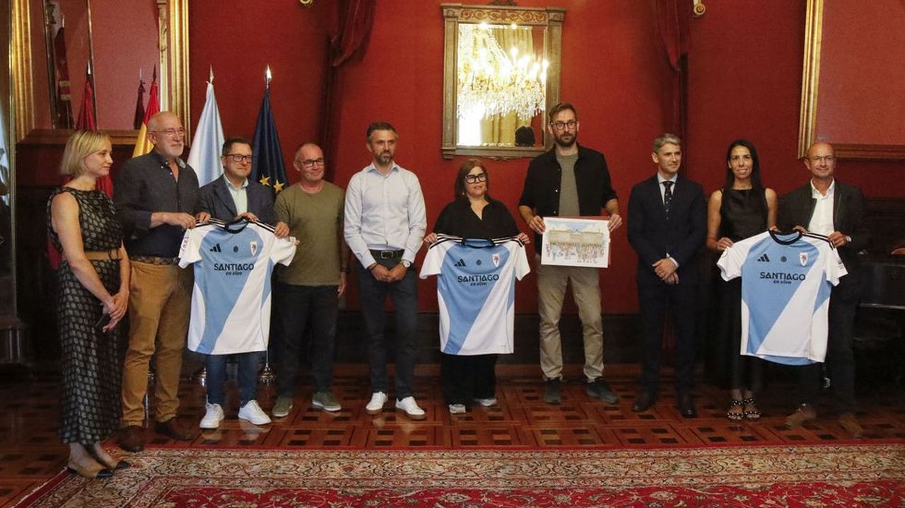 El Compostela presentó su nueva camiseta antes del amistoso ante el Deportivo