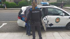El detenido por amenazar a su pareja en Poio, tras ser arrestado por la Polic�a Local