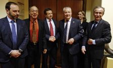 Los miembros del comit� ejecutivo colaboran en la realizaci�n del nuevo plan de acci�n. 