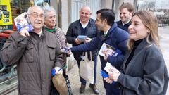 Reparto electoral con el presidente del PP de Ferrol, Jos� Manuel Rey Varela, y el candidato n�17, Pablo Prieto