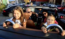 Una familia probaba ayer un descapotable en la feria del autom�vil de Baio.