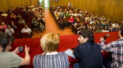 Los concejales electos presidieron la mesa de la asamblea celebrada en el Carballo Calero. 