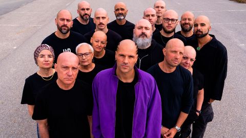 Habl&oacute; Pablo, en el centro en primera fila, en la imagen de portada del himno dedicado a las personas con calvicie