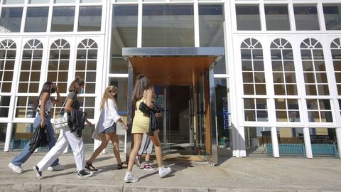 En la imagen, tomada esta semana, alumnas entrando en la Facultad de Humanidades y Documentaci�n de Ferrol