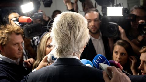 Geert Wilders habla con la prensa tras sus malos resultados.