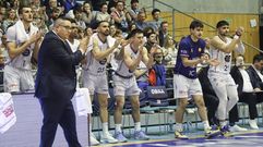 Jugadores y entrenador del Obra en el derbi ante el Ourense.