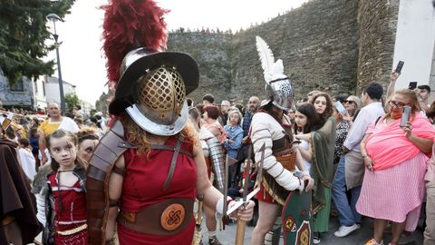 Romanos y castrexos desfilaron a los pies de la Muralla