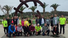 Participantes en la ruta del Cami�o do Mar, en San Cibrao (Cervo)