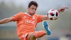 Borja Vetusta Amorebieta.Borja controla un bal�n ante el Amorebieta