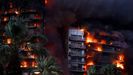 Vista del incendio en un edificio del barrio de Campanar, en Valencia.