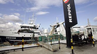 Un pesquero repostando combustible en el puerto de Vigo (foto de archivo)