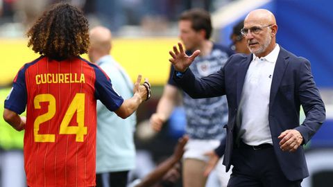 Marc Cucurella y Luis de la Fuente, tras la victoria de Espa�a ante Austria en el pasado Mundial.