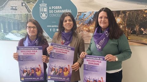 Carolina Rodr�guez, agente de Igualdade; Estefan�a Ramos, concejala; y� Mar�a Jos� Pi�eiro, asesora jur�dica, desgranaron las actividades