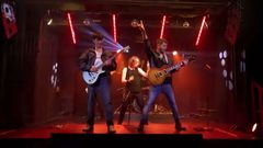 Carlos Campoy, a la derecha en la imagen, con la banda Mar de Fondo.