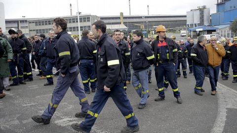 Trabajdores de la planta de A Coru�a ante la factor�a durante una protesta reciente.
