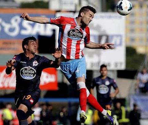 El central rojiblanco Vctor Marco despeja de cabeza el baln ante Ifrn.