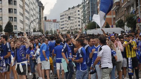 Aficionados del Oviedo salen a la calle para recibir al autobs azul de su equipo en la jornada de derbi asturiano