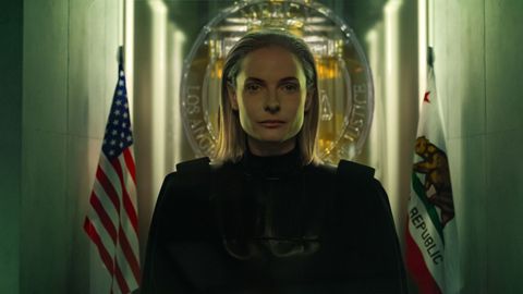 La actriz Rebecca Ferguson encarna a la jueza cibern&eacute;tica.