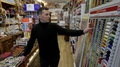 Ram�n Santos, propietario de la mercer�a La Cris�lida. 