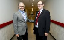 El cirujano andaluz Pedro Infante (izquierda) con Abel Garc�a, ayer en el Hospital Cl�nico. 