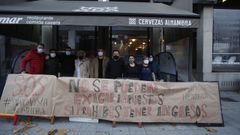Pancarta de protesta de los hosteleros de la zona del estadio de Riazor, en A Coru�a